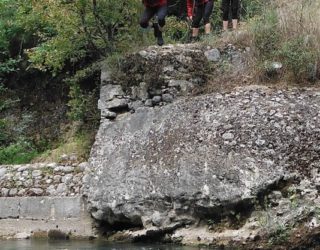 familie rafting cilento af rots springen