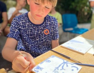 Jongen tekent azulejo in Lissabon