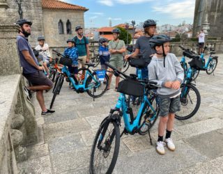 Groep luistert naar gids tijdens fietstocht Porto