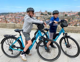 Jongens op elektrische fiets in Porto