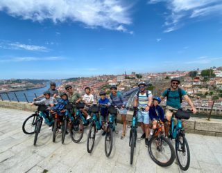 Groep met elektrische fietsen in Porto