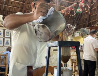 Cubaanse kok bereidt koffie voor