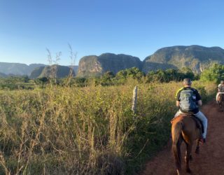 Paardrijden in vinales bij zonsondergang Cuba