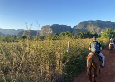 Paardrijden in vinales bij zonsondergang / À cheval à Vinales et rouler des cigares