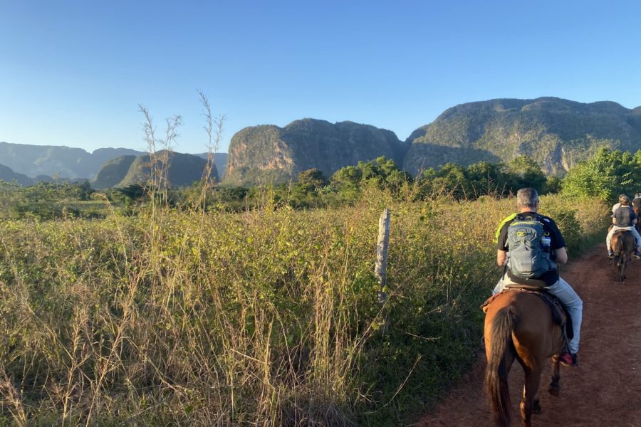 Paardrijden in vinales bij zonsondergang Cuba