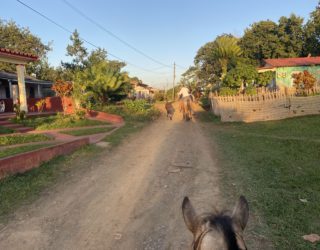 In dorpje rijden te paard in vinales