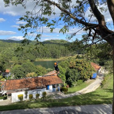 Finn ziplinet over Las Terrazas