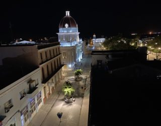 Cienfuegos hotel zicht boulevard in avond