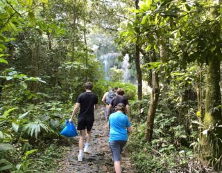 Jongens wandelen naar de waterval in nationaal park Collantes