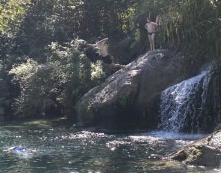Joran springt af rots in nationaal park Collantes