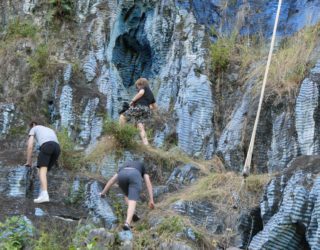 Wolf, Finn en Joran klimmer op de mural de la historia in vinales