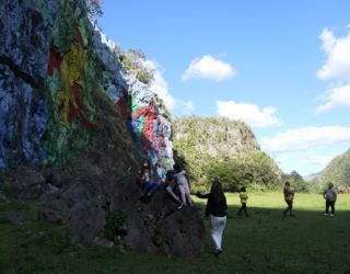 kinderen die op de mural de la historia spelen in vinales