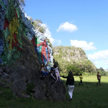 kinderen die op de mural de la historia spelen in vinales Cuba