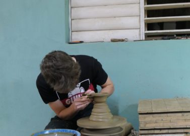 Pottenbakken in Trinidad / potier à trinidad