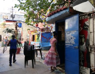 Ingang cafe in Callejon de Hamel in Havana tijdens elektrische fietstocht door Havana