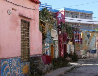 Foto van kunst en huisjes in Callejon de Hamel tijdens elektrische fietstocht door Havana