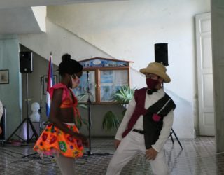 Twee dansende kids tijdens dansen met kinderen-activiteit in Cienfuegos