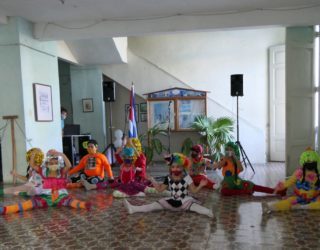 Dansen met kinderen in Cienfuegos
