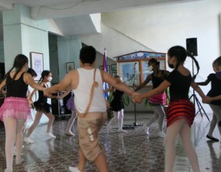 Liesbeth, Wolf en Finn dansen met kinderen in Cienfuegos