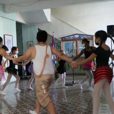 Liesbeth, Wolf en Finn dansen met kinderen in Cienfuegos