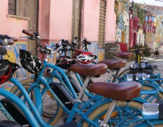 Elektrische fietsen die in Callejon de Hamel staan