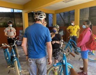 De familie maakt zich klaar om op fiets te kruipen