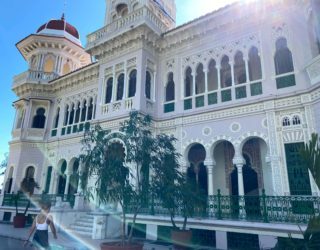 Wit en groen gebouw in Cienfuegos