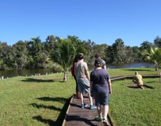 De jongens wandelen op het indianeneiland