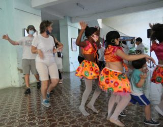 Liesbeth, Wolf en Finn die deelnemen aan dans in Cienfuegos