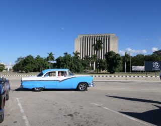Oldtimer op een plein in Havana