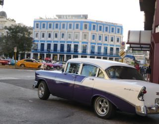 wit en paarse oldtimer in Havana