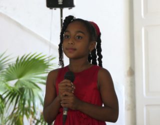Zingend meisje in Liesbeth, Wolf en Finn die deelnemen aan dans in Cienfuegos