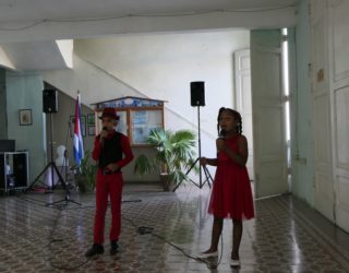 Twee zingende kinderen in Liesbeth, Wolf en Finn die deelnemen aan dans in Cienfuegos