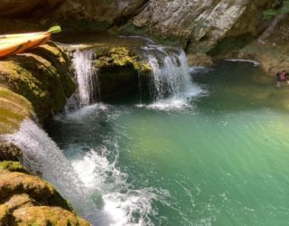 Kajak dichtbij Plitvice watervalletje