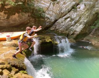 Kajakken dichtbij nationaal park Plitvice in water springen