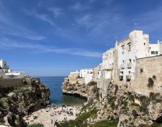 Polignano a Mare strand tussen de kliffen