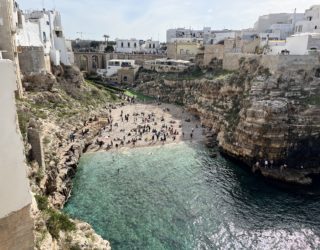 Polignano a Mare strand tussen kliffen