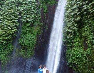 Familie in waterval