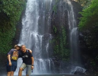 Vader en kind bij waterval