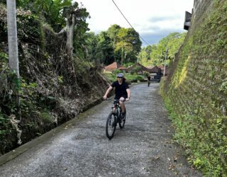 Mountainbiken met tiener