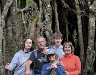 Familie bij boomstam