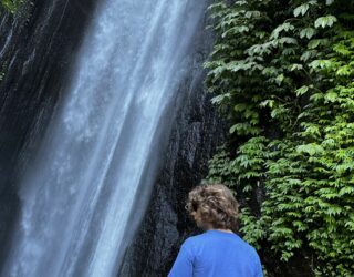 Tiener bij waterval