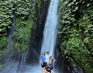 Familie voor waterval