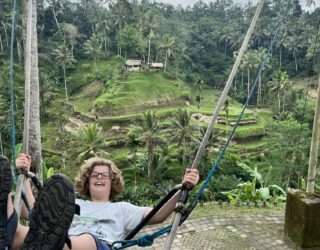 Schommelen met kinderen in Ubud