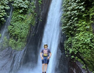 Kind bij de waterval