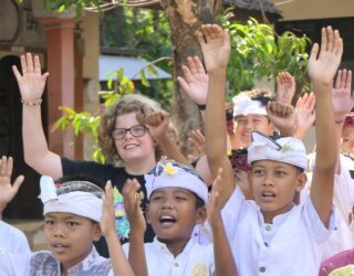 Kruip achter de Balinese schoolbanken