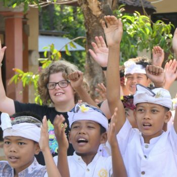 Kruip achter de Balinese schoolbanken
