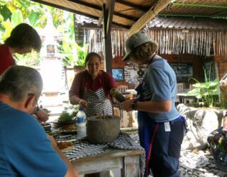 Kookles Bali met gans het gezin