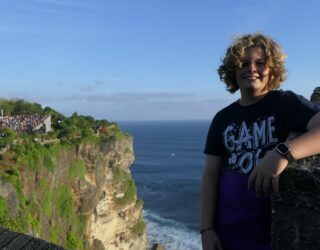 Kind bij Uluwatu Tempel