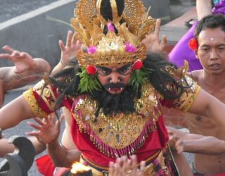 Beleef de magie van de vuurdans in Uluwatu